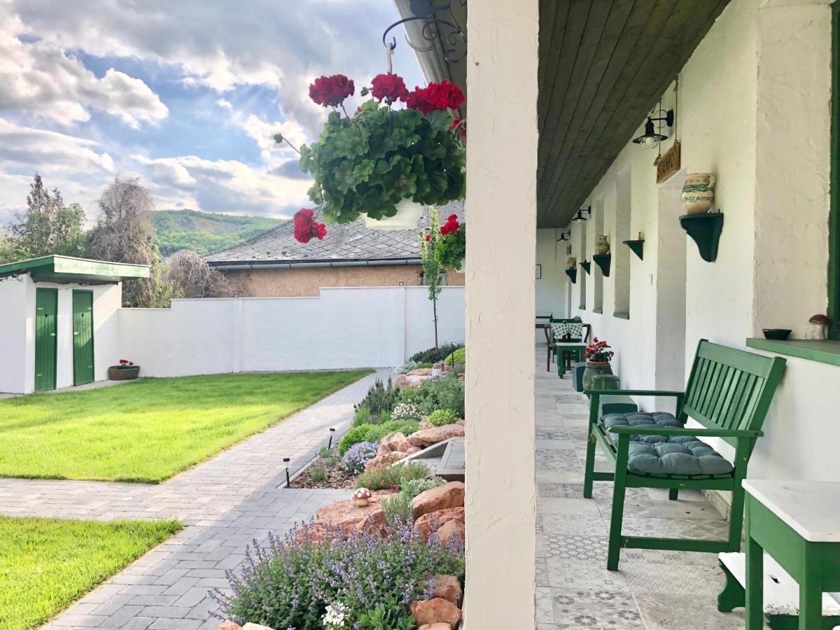 Ladislaus Schnaps-Haus Falusi Vendeghaz Csolnok Экстерьер фото